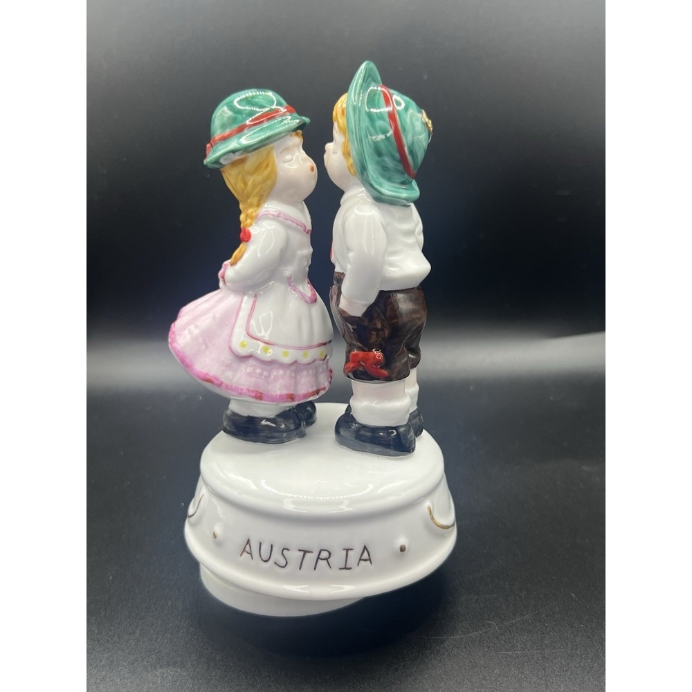 Sankyo  porcelain‎  kissing German boy & girl  music box figure Japan